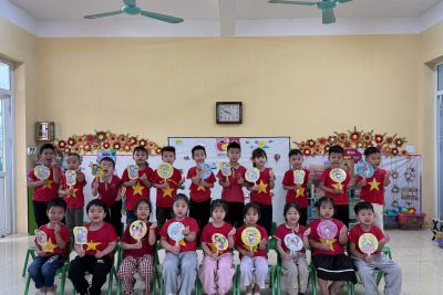 Video hoạt động làm quạt giấy tặng mẹ của các con lớp mẫu giáo A5