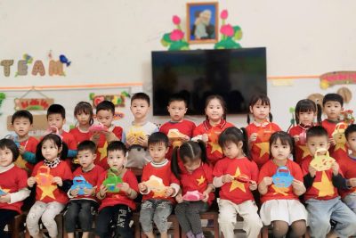 Video trang trí túi xách tặng bà, tặng mẹ nhân ngày 8/3 của lớp A4