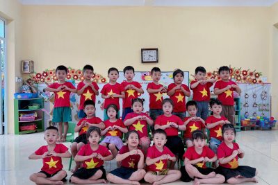 Hưởng ứng Giỗ Tổ Hùng Vương, các bé lớp A5 đã tham gia hoạt động STEAM: Bé làm mũ Vua Hùng từ lá cây , vừa sáng tạo vừa hiểu thêm về truyền thống dân tộc.