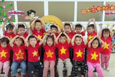 Video dán hoa tặng mẹ nhân ngày 8/3 của các con lớp mẫu giáo B3