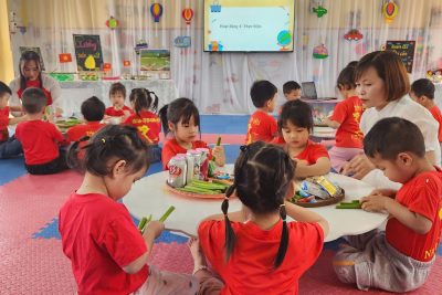 Ảnh tiết dạy tạo hình dự án làm bè nổi trên nước – giáo viên Nguyễn Thị Huyền