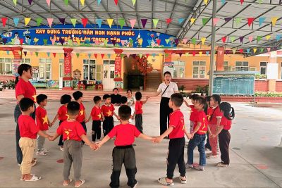 Tiết dạy hoạt động ngoài trời của cô giáo: Đinh Hoàng Cẩm Thương thực hiện